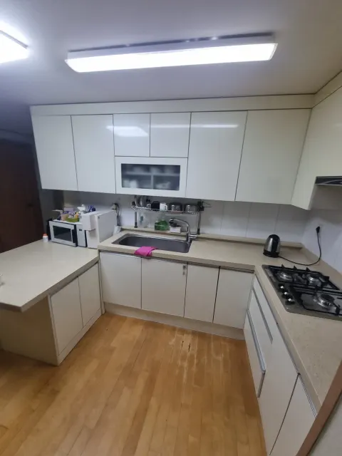 부천 주방 싱크대리폼 상하부장 필름 작업 현장