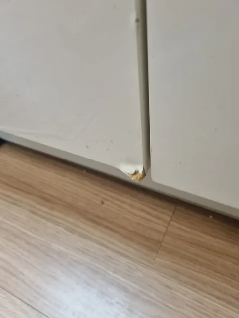 종로 싱크대필름부분시공 물에 불어 손상된 문짝 하단